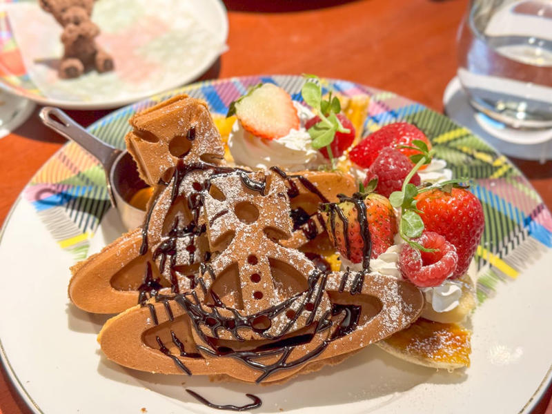 雨の日でもときめく、あじさいソーダ「LEAD COFFEE」, キツネ型チョコがかわいい♡ 濃厚ホットチョコ「Café Kitsuné Osaka」, 思わず写真におさめたくなるラテアートにきゅん♡ 「Ralph’s Coffee」, いちご好きの聖地！ 何度でも通いたい「八百屋の嫁が作る momovege」, 韓国グルメのあとは甘いドーナツで癒やされる「TREM’S」, 【番外編】香港で訪れて感動した、念願の「Vivienne Westwood CAFÉ」