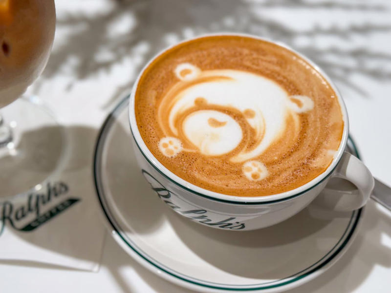 雨の日でもときめく、あじさいソーダ「LEAD COFFEE」, キツネ型チョコがかわいい♡ 濃厚ホットチョコ「Café Kitsuné Osaka」, 思わず写真におさめたくなるラテアートにきゅん♡ 「Ralph’s Coffee」, いちご好きの聖地！ 何度でも通いたい「八百屋の嫁が作る momovege」, 韓国グルメのあとは甘いドーナツで癒やされる「TREM’S」, 【番外編】香港で訪れて感動した、念願の「Vivienne Westwood CAFÉ」