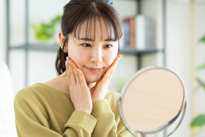 ■保湿クリームでしっかりケア 乾燥は肌の大敵, ■38～40度のぬるめのお湯に浸かることで血行促進と保湿効果, ■「もう年だから」と言わない！ 前向きな意識とセルフイメージ, ■うつぶせ寝はシワ増加のもと？ 体圧分散枕で対策