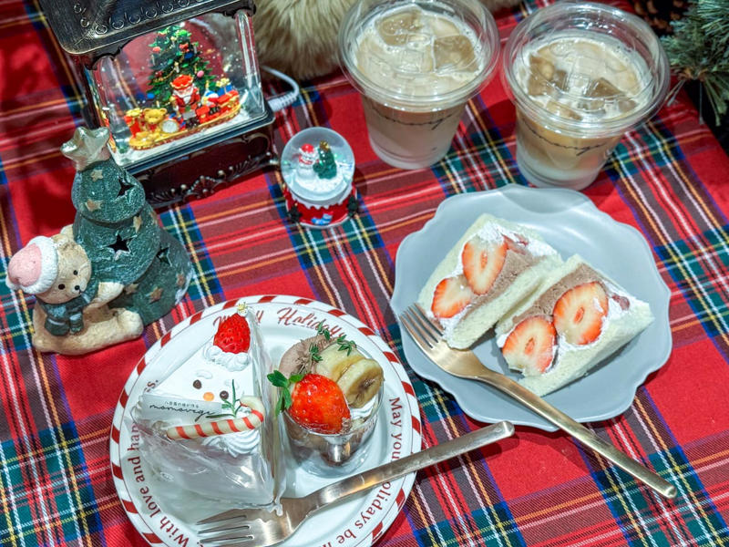雨の日でもときめく、あじさいソーダ「LEAD COFFEE」, キツネ型チョコがかわいい♡ 濃厚ホットチョコ「Café Kitsuné Osaka」, 思わず写真におさめたくなるラテアートにきゅん♡ 「Ralph’s Coffee」, いちご好きの聖地！ 何度でも通いたい「八百屋の嫁が作る momovege」, 韓国グルメのあとは甘いドーナツで癒やされる「TREM’S」, 【番外編】香港で訪れて感動した、念願の「Vivienne Westwood CAFÉ」