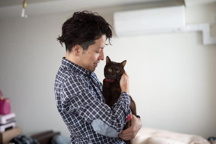 猫も「空気を読んでいる」と感じる瞬間3選, 1.泣いていると、そっとそばに来てくれる, 2.忙しそうにしていると、邪魔をせずに見守る, 3.喧嘩が始まると、間に入ってなだめようとする, なぜわかるの？猫の「察知能力」のヒミツ, 優れた「観察力」, わずかな変化に気づく「嗅覚」, 飼い主が意識したい「猫との接し方」, 猫が寄り添ってくれたら、優しく声をかける, 猫が一人になりたそうなときは無理に追わない, お互いに「心地よい距離感」を保つことが仲良しの秘訣
