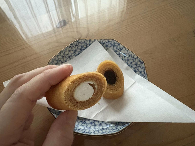 1：薄焼きの香ばしさが際立つ「純手焼きせんべい」, 2：濃厚でねっとり…茨城県産「べにはるか平切りほしいも」, 3：宮城といえば「伊達絵巻」。ふんわり食感＆インパクト大, 4：サクサク生地と白あんが絶品の「支倉焼」, 5：京都の「阿闍梨餅」は老若男女に合う味わい