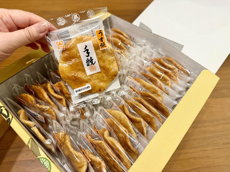 1：薄焼きの香ばしさが際立つ「純手焼きせんべい」, 2：濃厚でねっとり…茨城県産「べにはるか平切りほしいも」, 3：宮城といえば「伊達絵巻」。ふんわり食感＆インパクト大, 4：サクサク生地と白あんが絶品の「支倉焼」, 5：京都の「阿闍梨餅」は老若男女に合う味わい