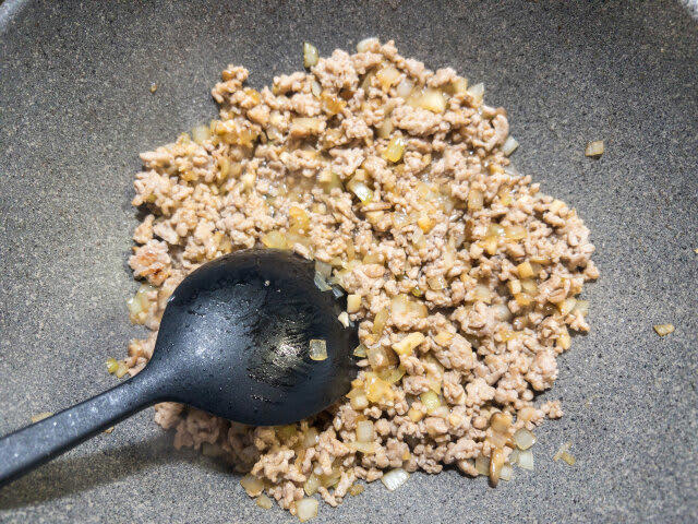 レンジで簡単肉まんを作るのにかかる時間, レンジで簡単肉まんのカロリー, もう買わなくていい！？レンジで簡単肉まんのレシピ, レンジで簡単肉まんの材料（2個分）, レンジで簡単肉まんの作り方
