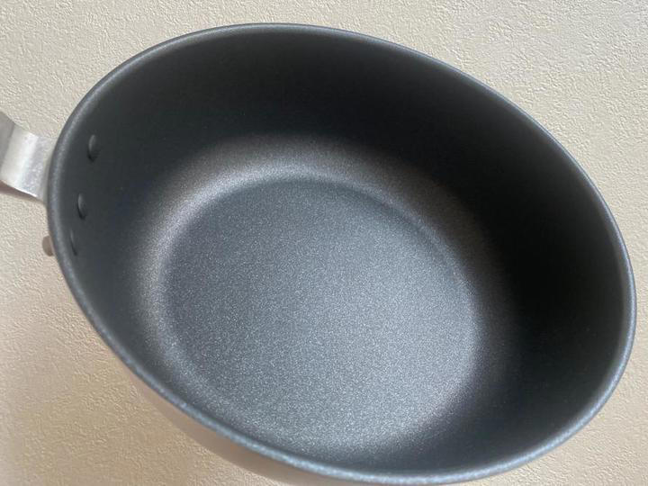 1つで6役こなす深型フライパン, 汚れがつきにくいのでお手入れカンタン！, まずは「焼く」「炒める」「煮る」, 「蒸す」「揚げる」「炊く」にも挑戦！, 意外と便利だった調理方法はね…