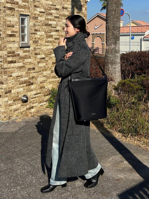 ブラウンのロングコートで女性らしく♡, グレーのロングコートで作る洗練コーデ, キルティングロングコートで大人顔コーデ, シャギーロングコートが主役の最旬コーデ, モカ×ピンクの柔らかトーンでフェミニンに