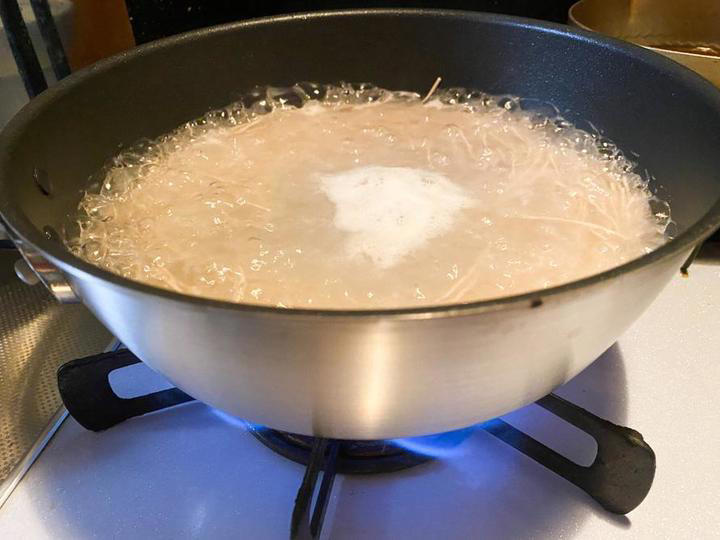 1つで6役こなす深型フライパン, 汚れがつきにくいのでお手入れカンタン！, まずは「焼く」「炒める」「煮る」, 「蒸す」「揚げる」「炊く」にも挑戦！, 意外と便利だった調理方法はね…