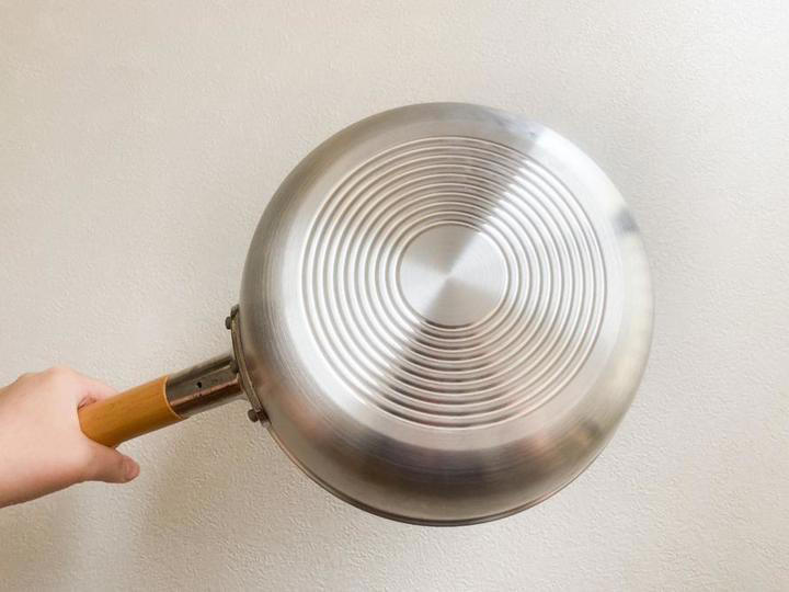 1つで6役こなす深型フライパン, 汚れがつきにくいのでお手入れカンタン！, まずは「焼く」「炒める」「煮る」, 「蒸す」「揚げる」「炊く」にも挑戦！, 意外と便利だった調理方法はね…