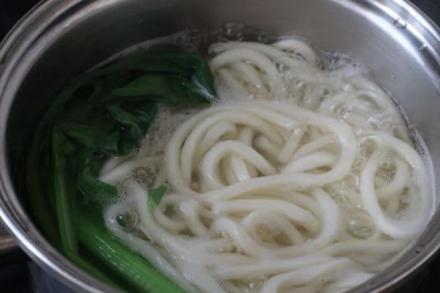 今年は力うどんで！「餅入りつゆ」「年明けうどん」2品弁当, 1品目 餅入りつゆ, 材料（1人分 スープジャー:容量0.38L使用）, 2品目 年明けうどん, 2品弁当の詰め方プロセス, 「心が楽になる2品弁当」のルール
