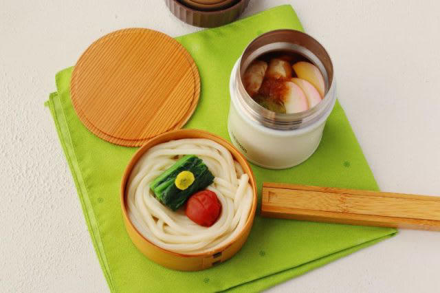 今年は力うどんで！「餅入りつゆ」「年明けうどん」2品弁当, 1品目 餅入りつゆ, 材料（1人分 スープジャー:容量0.38L使用）, 2品目 年明けうどん, 2品弁当の詰め方プロセス, 「心が楽になる2品弁当」のルール