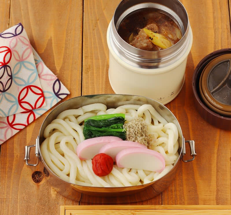 今年は力うどんで！「餅入りつゆ」「年明けうどん」2品弁当, 1品目 餅入りつゆ, 材料（1人分 スープジャー:容量0.38L使用）, 2品目 年明けうどん, 2品弁当の詰め方プロセス, 「心が楽になる2品弁当」のルール