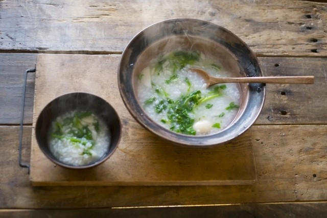・七草がゆっていつ食べるのが正解なの？, ・七草がゆに使う春の七草の種類を紹介, ・1月7日に七草がゆを食べる意味って？, ・七草がゆの材料はどこで買えばいいの？, ・鶏肉入りでボリュームアップ！基本の七草がゆ, ・小さな子でも大丈夫！子どもが食べやすいコンソメ七草がゆ, ・鶏ガラスープの素で作る中華風七草がゆ