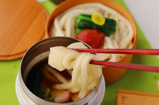 今年は力うどんで！「餅入りつゆ」「年明けうどん」2品弁当, 1品目 餅入りつゆ, 材料（1人分 スープジャー:容量0.38L使用）, 2品目 年明けうどん, 2品弁当の詰め方プロセス, 「心が楽になる2品弁当」のルール