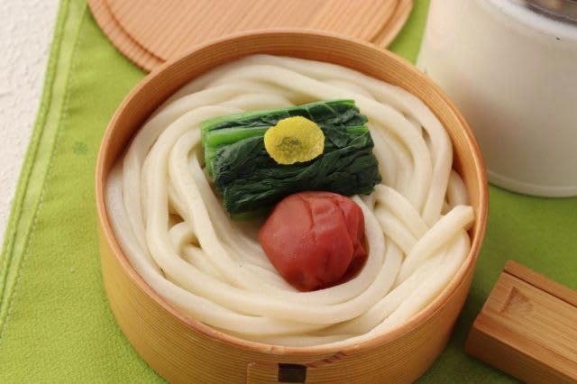 今年は力うどんで！「餅入りつゆ」「年明けうどん」2品弁当, 1品目 餅入りつゆ, 材料（1人分 スープジャー:容量0.38L使用）, 2品目 年明けうどん, 2品弁当の詰め方プロセス, 「心が楽になる2品弁当」のルール