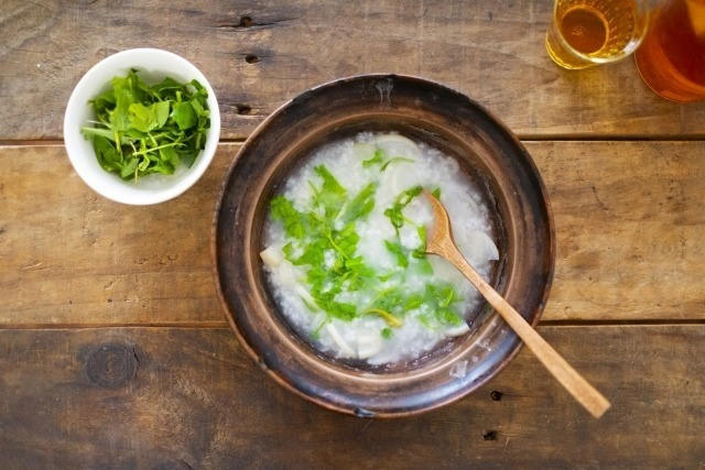 ・七草がゆっていつ食べるのが正解なの？, ・七草がゆに使う春の七草の種類を紹介, ・1月7日に七草がゆを食べる意味って？, ・七草がゆの材料はどこで買えばいいの？, ・鶏肉入りでボリュームアップ！基本の七草がゆ, ・小さな子でも大丈夫！子どもが食べやすいコンソメ七草がゆ, ・鶏ガラスープの素で作る中華風七草がゆ