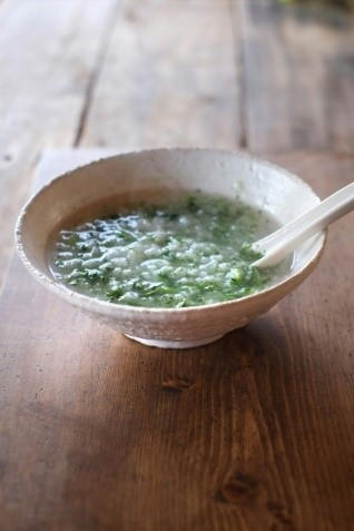 ・七草がゆっていつ食べるのが正解なの？, ・七草がゆに使う春の七草の種類を紹介, ・1月7日に七草がゆを食べる意味って？, ・七草がゆの材料はどこで買えばいいの？, ・鶏肉入りでボリュームアップ！基本の七草がゆ, ・小さな子でも大丈夫！子どもが食べやすいコンソメ七草がゆ, ・鶏ガラスープの素で作る中華風七草がゆ