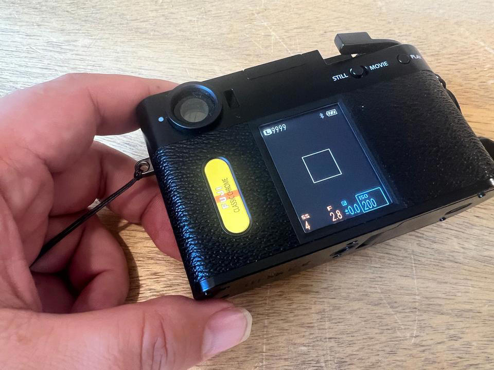 「縦構図」が基本の珍しいカメラ, 色は富士フイルムの色（JPEG）を信じるしかない, 旅行に持っていくならこれ, ブレていても味になるカメラ
