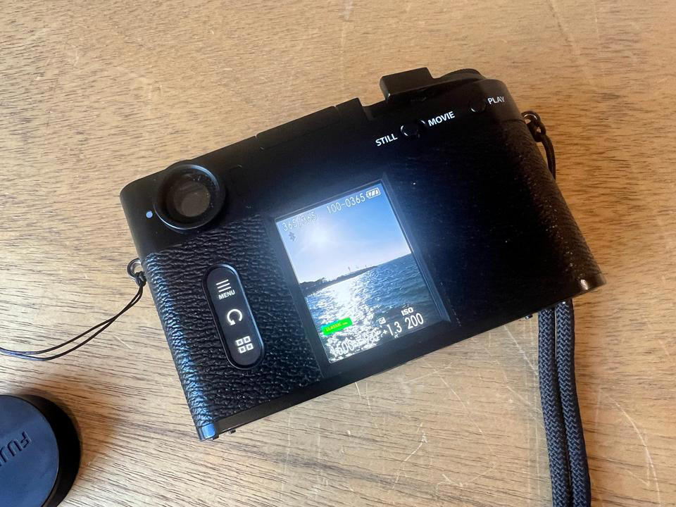 「縦構図」が基本の珍しいカメラ, 色は富士フイルムの色（JPEG）を信じるしかない, 旅行に持っていくならこれ, ブレていても味になるカメラ