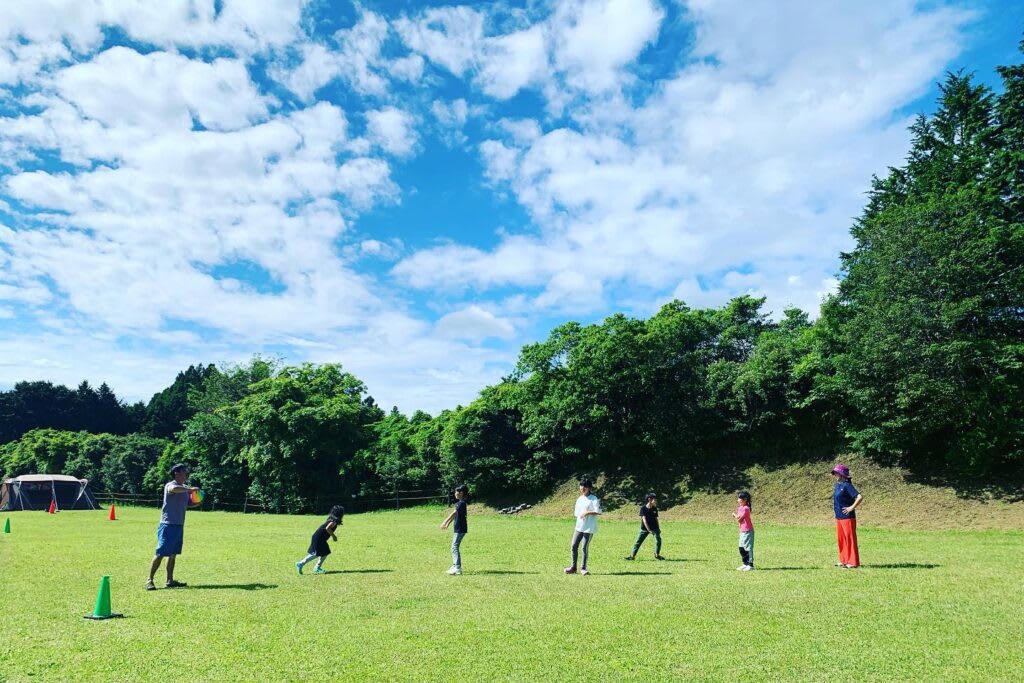 筆者愛用！コールマン「ハンギングEライト」を徹底レビュー, 私が実践する「ハンギングEライト」8つの使い方, 【1】王道！テント内での照明に, 【2】夜間のキャンプ調理時に, 【3】いざという時の頼れる防災ライトとして, 【4】ベッドサイドの読書灯に, 【5】DIY・車の整備ライトに, 【6】ベランピングの雰囲気づくりに, 【7】夜道を歩く時の灯りとして, 【8】アウトドアシーンのスマホ充電に, 「ハンギングEライト」4つの魅力, 【1】設置場所を選ばない万能性, 【2】USB充電式でエコ＆防災にも最適, 【3】シーンに合わせた光の切り替え, 【4】わずか130g！コンパクト＆超軽量, 「ハンギングEライト」はこんな人におすすめ, 初心者キャンパー・ファミリーキャンパー, 荷物を減らしたいソロキャンパー, 日常使い・防災を意識している人, DIY・ガレージ・趣味を楽しむ人, 「ハンギングEライト」を使いこなしてアウトドアも日常も快適に過ごそう！
