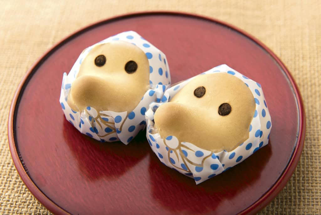 中国エリアのおみやげ銘菓ランキング BEST3, 第1位｜【広島県】 にしき堂のもみじ饅頭 こしあん （6個入り 940円）, しっとり薄皮に包まれたあっさりあんこ, 第2位｜【広島県】 長崎堂のバターケーキ（小サイズ 1150円）, 数日寝かせればバターがなじんでよりしっとり, 第3位｜【広島県】 くにひろ屋の洋酒ケーキ （10個入り 1550円）, 門外不出のレシピでつくる芳醇な香り広がる大人のおやつ, 見つけたらこれも絶対食べて！ プロがリピート買いする“どハマり銘菓”, 【広島県】 瀬戸内レモン農園ののり天 レモスコ味 （1袋 324円）, 【島根県】 中浦食品のどじょう掬いまんじゅう （8個入り 864円）