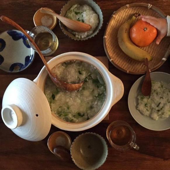 ・七草がゆっていつ食べるのが正解なの？, ・七草がゆに使う春の七草の種類を紹介, ・1月7日に七草がゆを食べる意味って？, ・七草がゆの材料はどこで買えばいいの？, ・鶏肉入りでボリュームアップ！基本の七草がゆ, ・小さな子でも大丈夫！子どもが食べやすいコンソメ七草がゆ, ・鶏ガラスープの素で作る中華風七草がゆ