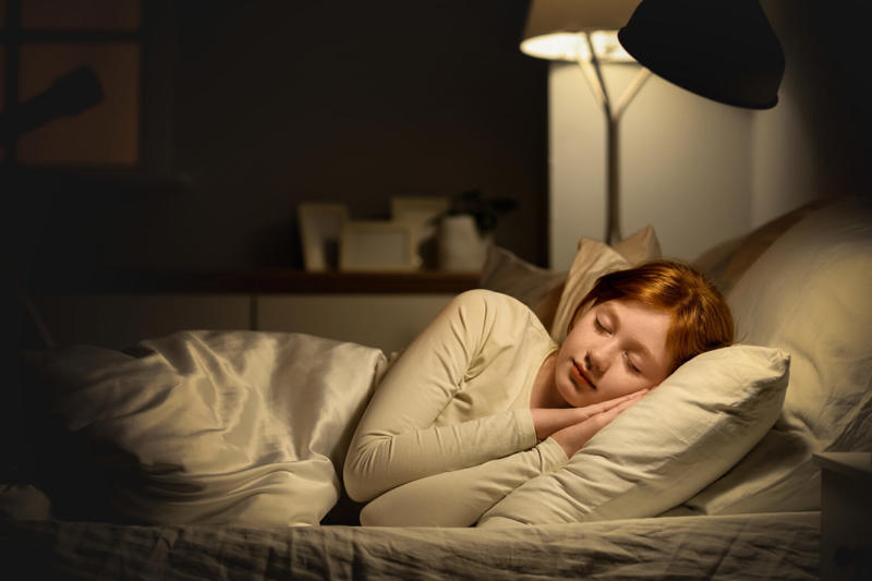 電気をつけたまま寝るとどうなる？, 電気をつけっぱなしで寝るデメリット, 疲れが抜けきらず日中がだるくなる, 意外な「太りやすさ」につながることも, 精神的な不調や美容への悪影響, 「豆電球ならOK」は間違い？理想的な寝室の明るさとは, 豆電球でも脳は「光」を感じている, 光の「色」でリラックス度を変える, 真っ暗だと眠れない…「暗闇への不安」を解消するヒント, 今日から実践！睡眠の質を劇的に上げる夜の過ごし方, 寝る少し前から「おやすみモード」を作る, スマホの強い光から距離を置く, 朝の光で体内時計をリセットする
