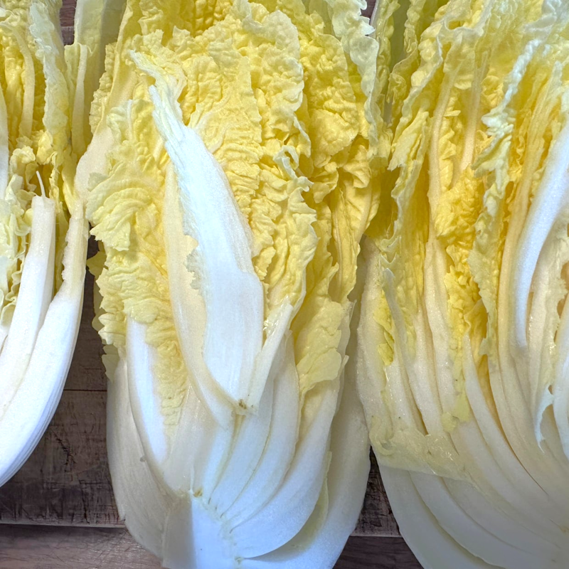 秘訣は包丁で分割しようとしないこと, 1.白菜の芯に深さ5cmくらいの切り込みを入れる, 4等分する時も同じやり方でOK, 手で割くのが簡単！