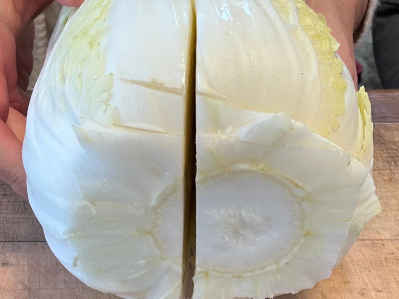 秘訣は包丁で分割しようとしないこと, 1.白菜の芯に深さ5cmくらいの切り込みを入れる, 4等分する時も同じやり方でOK, 手で割くのが簡単！
