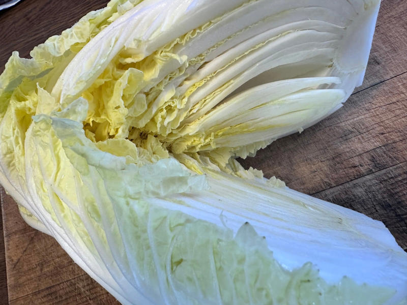 秘訣は包丁で分割しようとしないこと, 1.白菜の芯に深さ5cmくらいの切り込みを入れる, 4等分する時も同じやり方でOK, 手で割くのが簡単！