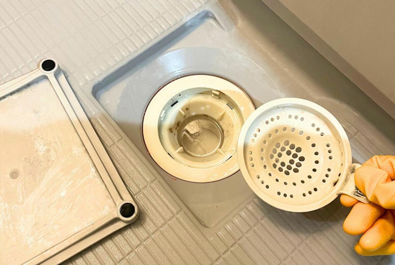 浴室の排水口が汚れる原因は？, 手順1：髪の毛を取り除く, 手順2：パーツを外して分解, 手順3：汚れの種類に合わせて洗剤を使い分ける, 汚れがつきにくく、カビを予防するテクニック