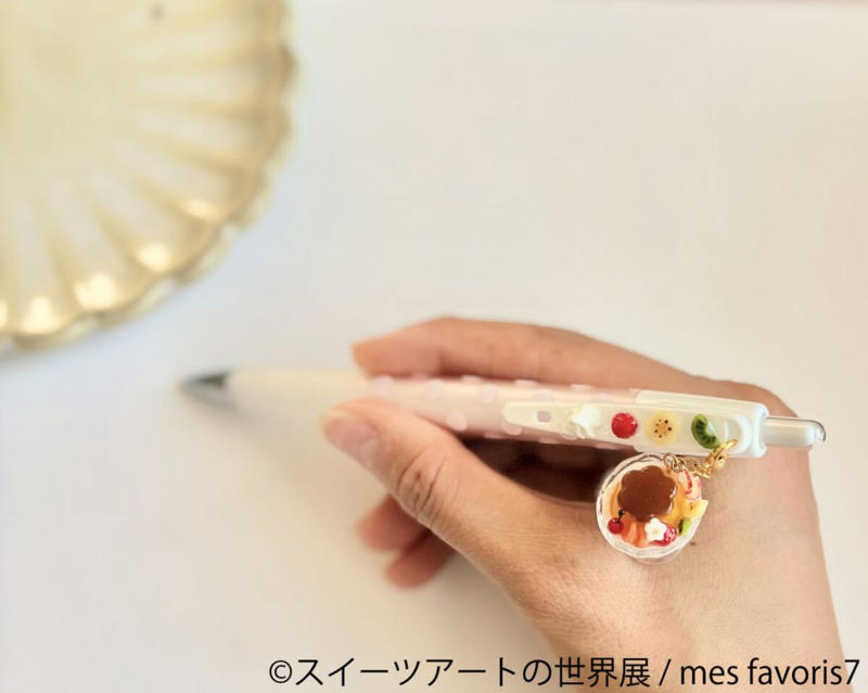 こだわりのスイーツアートの世界を存分に！, 新登場！メルヘンでファンシーな雑貨＆甘い文具コーナー, 会場限定！“甘いアート”の世界観を楽しめる来場者特典, バレンタインギフトにも！リアルで可愛いスイーツアートの限定グッズを販売