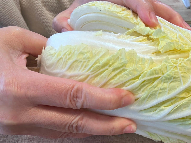 秘訣は包丁で分割しようとしないこと, 1.白菜の芯に深さ5cmくらいの切り込みを入れる, 4等分する時も同じやり方でOK, 手で割くのが簡単！