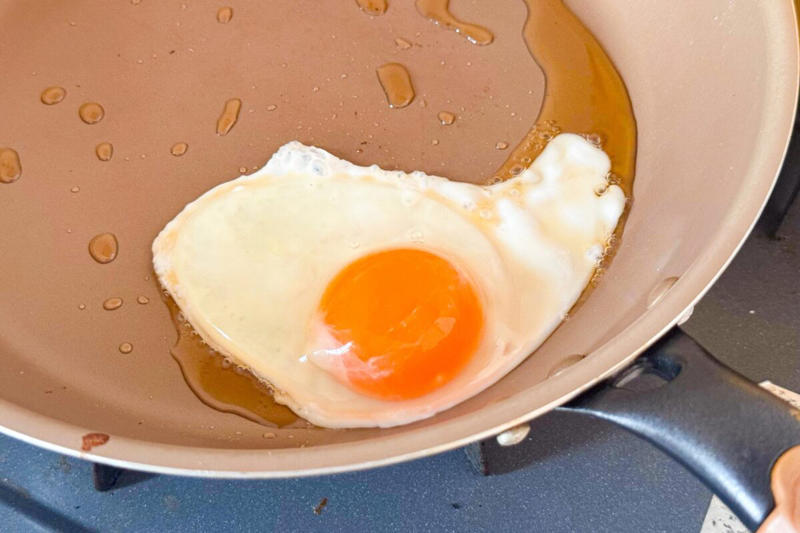 ■ギャル曽根流「目玉焼きトースト」, ■食パンに「マヨネーズ」両面フライパンで焼く, ■目玉焼きは「ごま油＋みりん＋ウスターソース」, ■濃い味とろ～り、おいしすぎる！, 【動画】目玉焼きトーストは13：58～