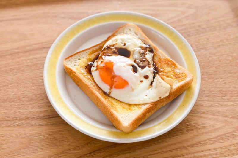 ■ギャル曽根流「目玉焼きトースト」, ■食パンに「マヨネーズ」両面フライパンで焼く, ■目玉焼きは「ごま油＋みりん＋ウスターソース」, ■濃い味とろ～り、おいしすぎる！, 【動画】目玉焼きトーストは13：58～