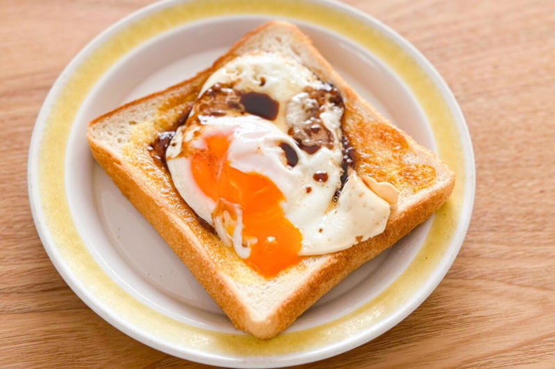 ■ギャル曽根流「目玉焼きトースト」, ■食パンに「マヨネーズ」両面フライパンで焼く, ■目玉焼きは「ごま油＋みりん＋ウスターソース」, ■濃い味とろ～り、おいしすぎる！, 【動画】目玉焼きトーストは13：58～
