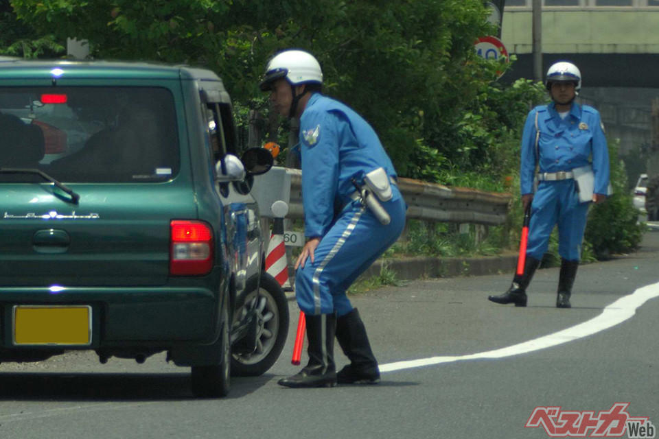 CASE 01：エンジンをかけたままクルマを離れる, CASE 02：信号待ちのタイミングでドライバー交代, CASE 03：高速道路でガス欠を起こしストップ！, CASE 04：追い越されそうになったので加速, CASE 05：サンシェードをつけたまま運転, CASE 06：先行車や対向車がいるのにハイビーム, CASE 07：路線バスが発進するのを妨げる, CASE 08：交差点の手前30メートル以内の追い越し, CASE 09：前を走るクルマを左側から追い越し, CASE 10：サンダルなどを履いて運転する, CASE 11：歩道や路側帯を一時停止せずに横断, CASE 12：ヘッドレストを外したままで運転, 【番外コラム】こんな時はどうする？, 【番外コラム】混乱必至!!　センターラインや車線境界線は難解！, 【番外コラム】2026年9月1日……生活道路の最高速度が60km/hから30km/hに！
