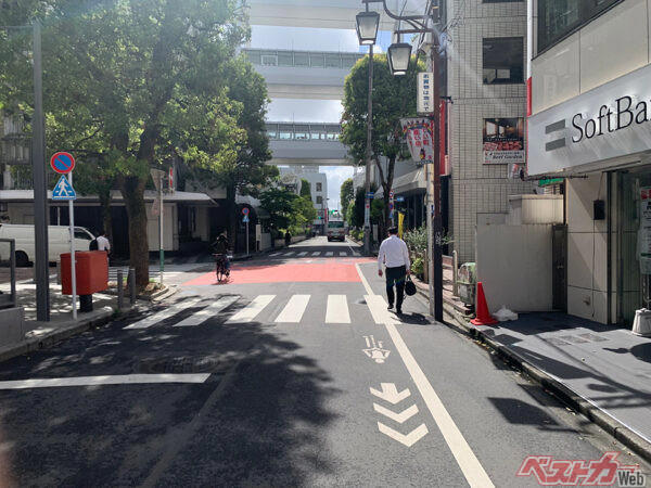 CASE 01：エンジンをかけたままクルマを離れる, CASE 02：信号待ちのタイミングでドライバー交代, CASE 03：高速道路でガス欠を起こしストップ！, CASE 04：追い越されそうになったので加速, CASE 05：サンシェードをつけたまま運転, CASE 06：先行車や対向車がいるのにハイビーム, CASE 07：路線バスが発進するのを妨げる, CASE 08：交差点の手前30メートル以内の追い越し, CASE 09：前を走るクルマを左側から追い越し, CASE 10：サンダルなどを履いて運転する, CASE 11：歩道や路側帯を一時停止せずに横断, CASE 12：ヘッドレストを外したままで運転, 【番外コラム】こんな時はどうする？, 【番外コラム】混乱必至!!　センターラインや車線境界線は難解！, 【番外コラム】2026年9月1日……生活道路の最高速度が60km/hから30km/hに！