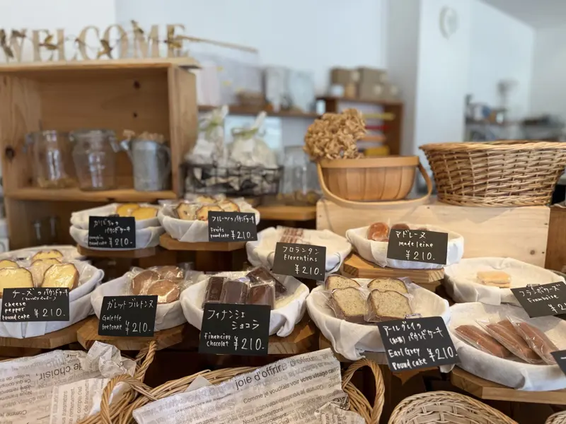 プリンのような食感とかぼちゃの甘さに感動, ジャージー牛乳と北海道産の生クリーム　こだわりのミルク感, 丘の上のフランスのようなパティスリー, 香ばしさとやさしさが詰まった焼き菓子たち, お菓子がつなぐ、地域と人のあたたかい記憶