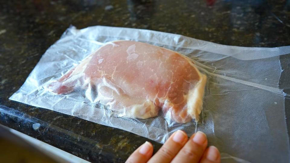 いろいろな素材に使える進化系ラップ「プレスンシール」, 肉や魚などの食材包みに最適, 食材だけでなくキャンプや旅行にも最適, さまざまな場面で活躍するシート