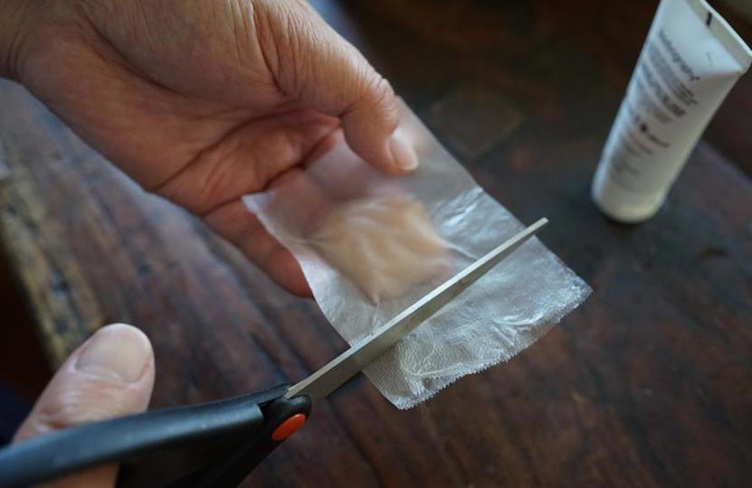 いろいろな素材に使える進化系ラップ「プレスンシール」, 肉や魚などの食材包みに最適, 食材だけでなくキャンプや旅行にも最適, さまざまな場面で活躍するシート