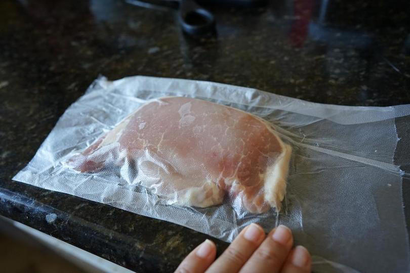 いろいろな素材に使える進化系ラップ「プレスンシール」, 肉や魚などの食材包みに最適, 食材だけでなくキャンプや旅行にも最適, さまざまな場面で活躍するシート