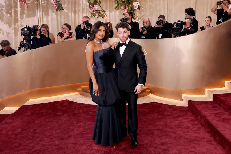 Keltie Knight, Priyanka Chopra and Nick Jonas, Alicia Silverstone, Olandria Carthen, Lisa Ann Walter, Chase Sui Wonders, Hudson Williams , Snoop Dogg, Ayo Edebiri, Selena Gomez , Nikki Glaser 