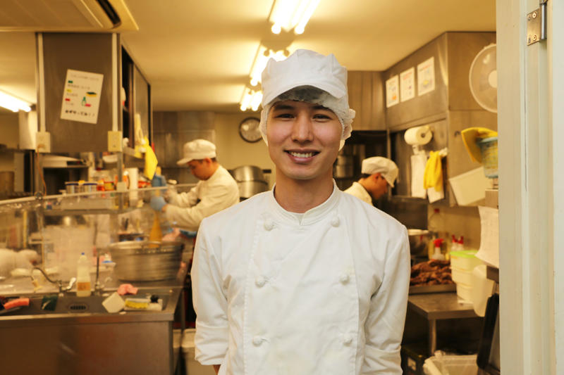 ■仕事に対する熱量が違う, ■「右腕」に厨房のすべてを任せる, ■10年前に来日、技能実習を経験, ■前職にトラウマ  朝6時から夜12時まで働いた, ■手取りは28万円、年間100万円を仕送り, ■店舗管理者として働く人も, ■「グローバル人材」奪い合いは激化
