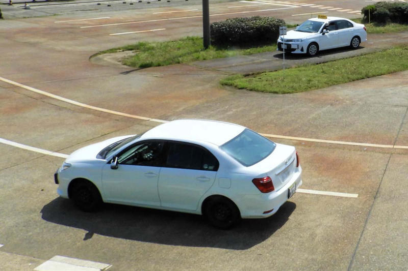軽自動車の普及と経済性, 教習車の法的条件, セダン選定の合理性, 教習制度の時代適応