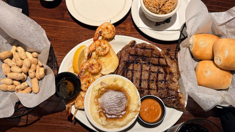 Too loud and chaotic, Inconsistent food quality, Numerous locations have failed health inspections, Ridiculous wait times, Staples were allegedly found in the food, Crushed peanut shells can cause accidents, Rising menu prices, Awful customer service, Accidental charges from the Roadhouse Pay tablet