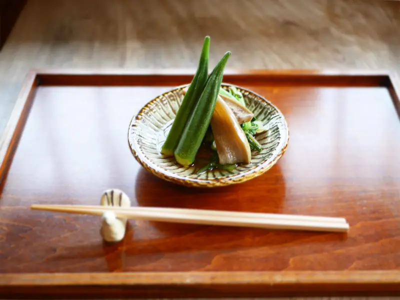 最高の喉ごしを生む、均一なそば切りのこだわり, 追求された香りと調和。有明海苔と白梅の出会い, 出汁の旨味が染みわたる「野菜の煮びたし」, 温もりに満たされるひとときを