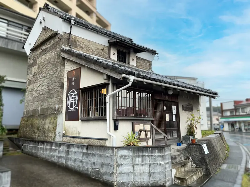 最高の喉ごしを生む、均一なそば切りのこだわり, 追求された香りと調和。有明海苔と白梅の出会い, 出汁の旨味が染みわたる「野菜の煮びたし」, 温もりに満たされるひとときを