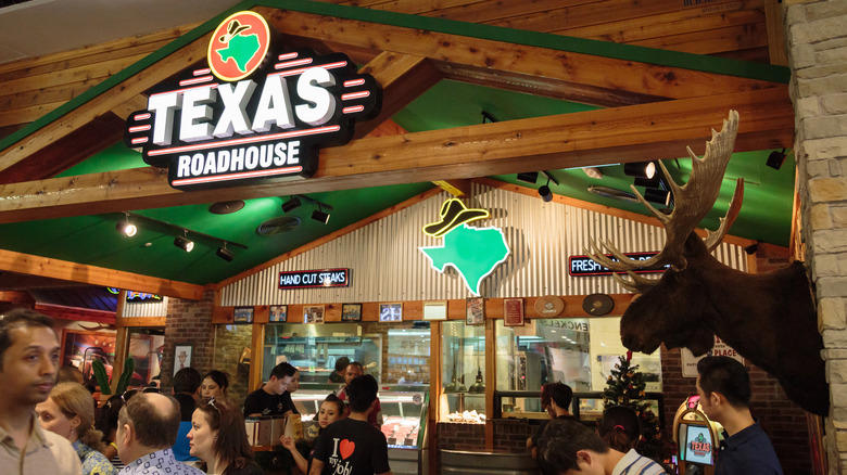 Too loud and chaotic, Inconsistent food quality, Numerous locations have failed health inspections, Ridiculous wait times, Staples were allegedly found in the food, Crushed peanut shells can cause accidents, Rising menu prices, Awful customer service, Accidental charges from the Roadhouse Pay tablet