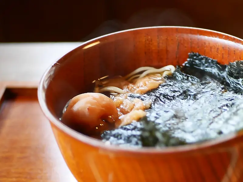 最高の喉ごしを生む、均一なそば切りのこだわり, 追求された香りと調和。有明海苔と白梅の出会い, 出汁の旨味が染みわたる「野菜の煮びたし」, 温もりに満たされるひとときを