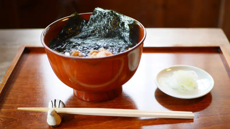 最高の喉ごしを生む、均一なそば切りのこだわり, 追求された香りと調和。有明海苔と白梅の出会い, 出汁の旨味が染みわたる「野菜の煮びたし」, 温もりに満たされるひとときを